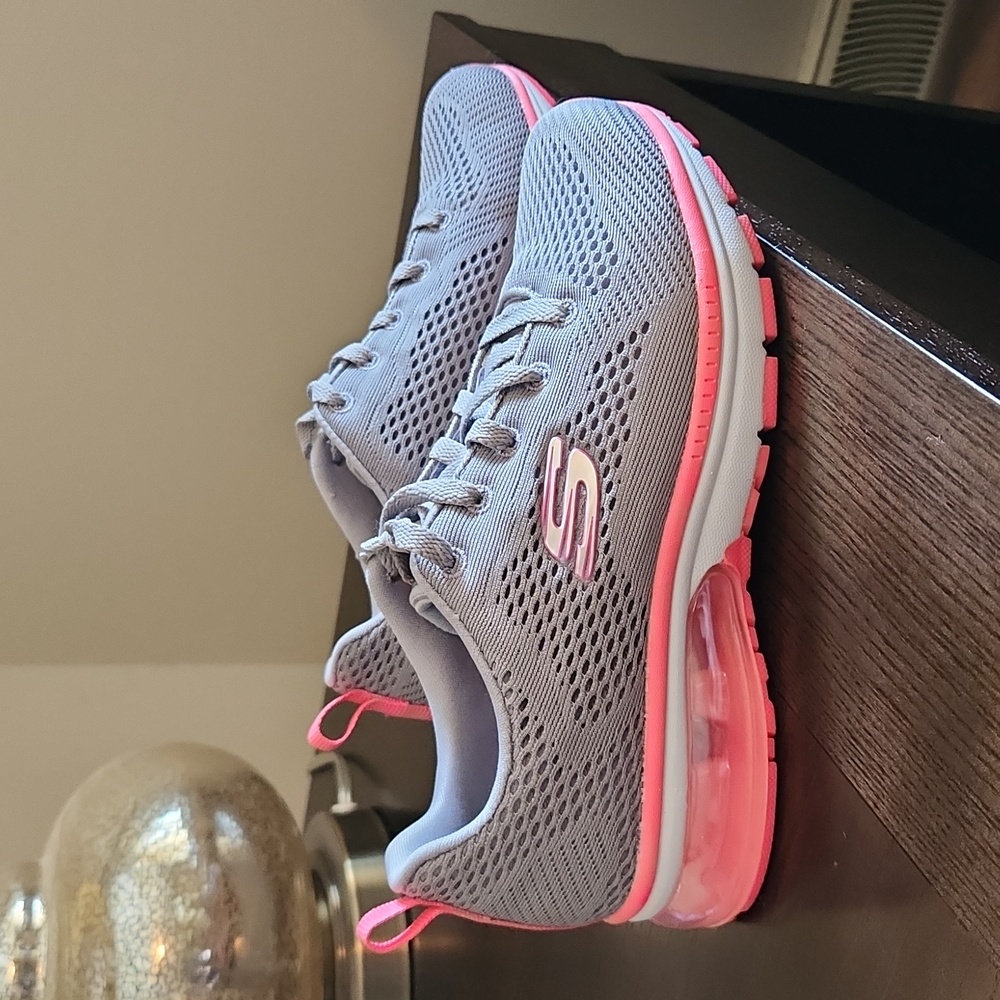Skechers athletic shoes Size 5.5